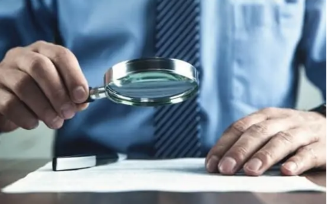 La falsificación de un documento privado, mercantil, oficial o público.